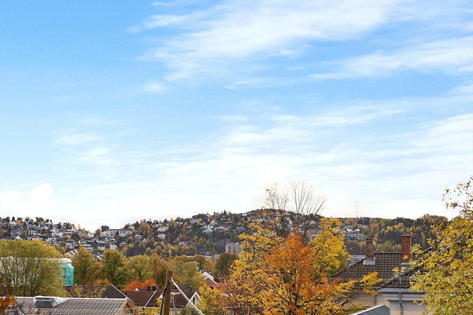 Leiligheten har flott utsikt over byen og nærområdet som gir et hyggelig skue både dag og kveld. Galleribilde