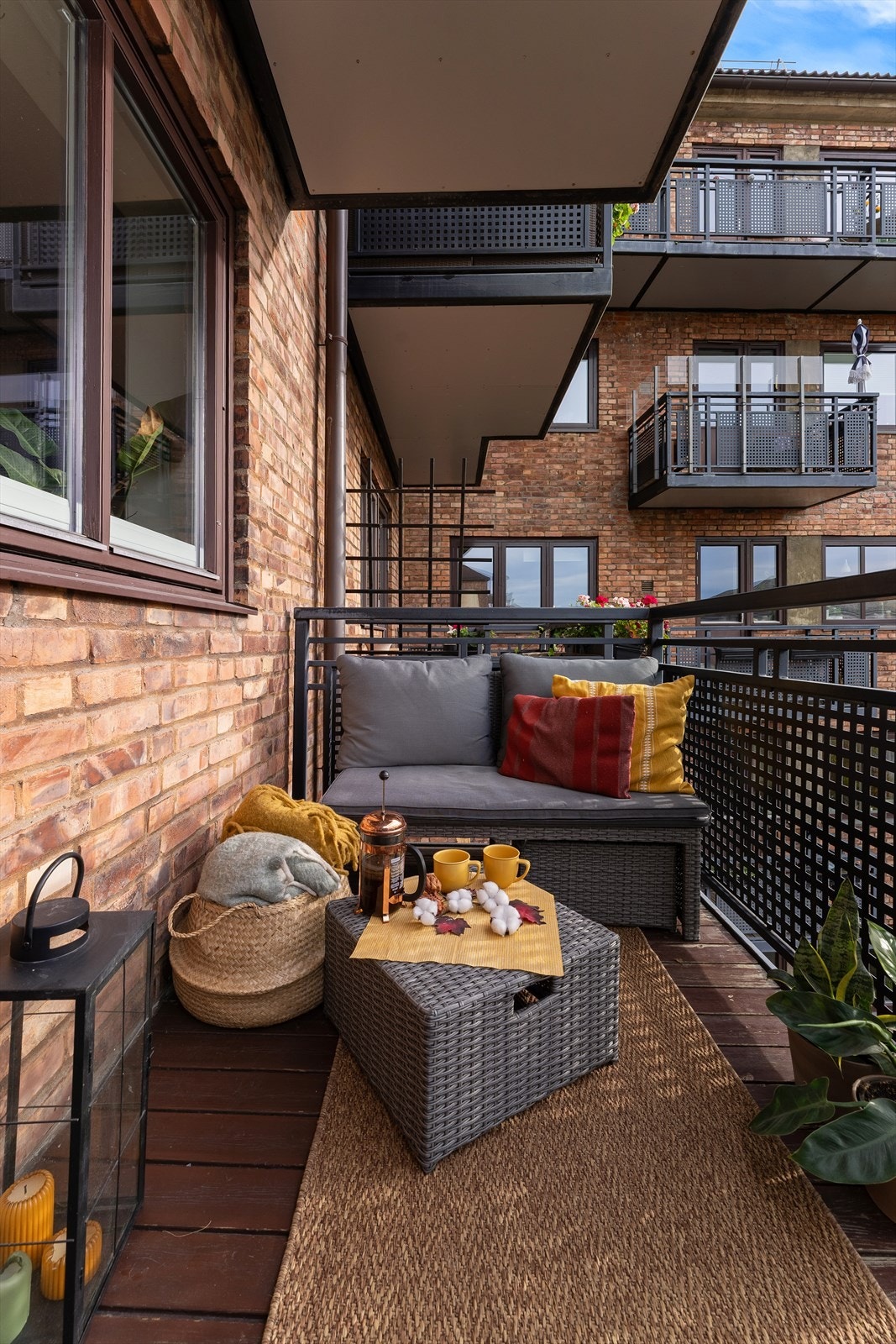 Balkongen er enkel å møblere med utemøbler, planter og gass- eller elektrisk grill, og blir et naturlig sted å nyte fine sommerdager. Galleribilde