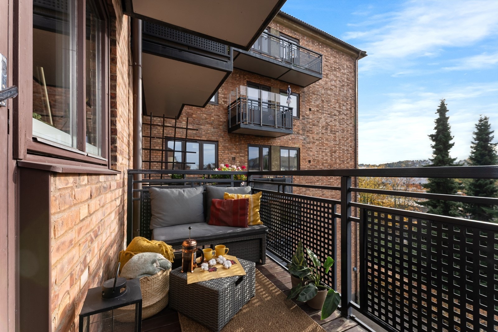 Fra stuen er det utgang til en hyggelig, sydvendt balkong på ca. 5 m² med gode solforhold. Galleribilde