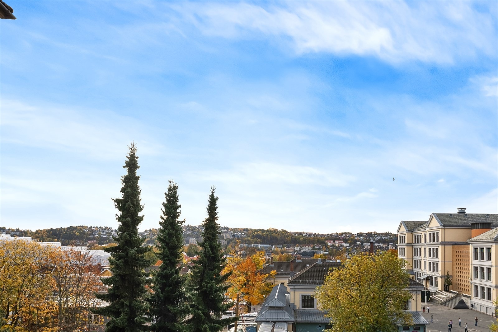 Fra stue, kjøkken og balkong kan du nyte solen, himmelen og utsikten. Galleribilde