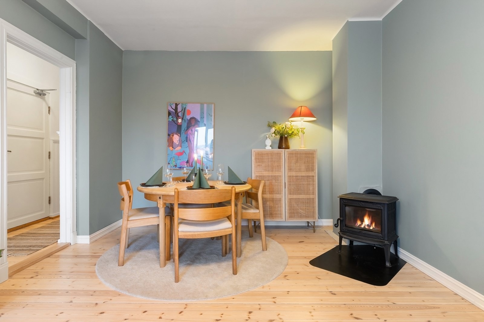 Leiligheten har kvaliteter som originalt tregulv, pene malte flater, sjarmerende peisovn, solrik balkong med utsikt, innvendig kott og god takhøyde. Galleribilde