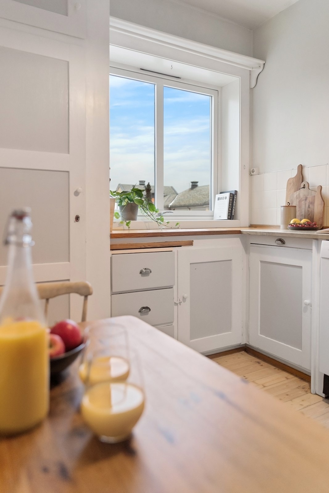 Lys og romslig kjøkken med god skap- og benkeplass, store vindusflater som gir rikelig arbeidslys og plass til spisebord. Galleribilde