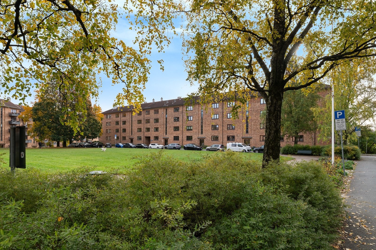 Området kombinerer historisk sjarm med nærhet til nyere bebyggelse på Ensjø, og byr på en harmonisk balanse mellom stille gater, grønne omgivelser og urbane tilbud. Galleribilde