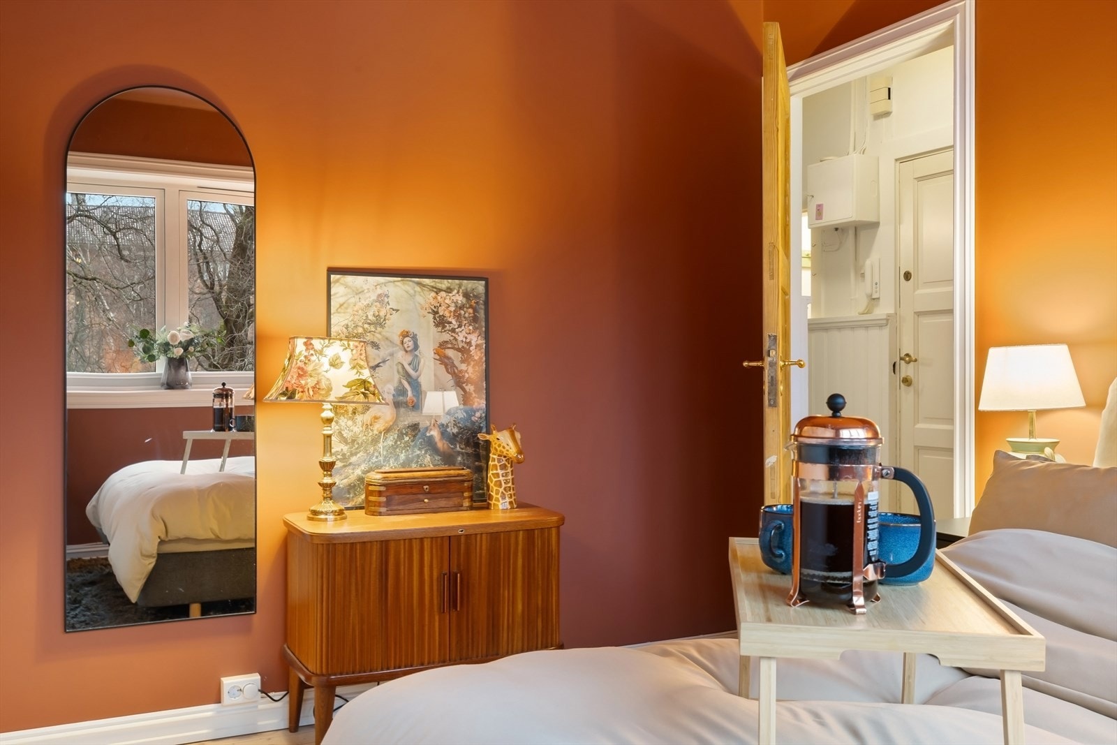 moderne soverom med lyse originale tregulv. Galleribilde