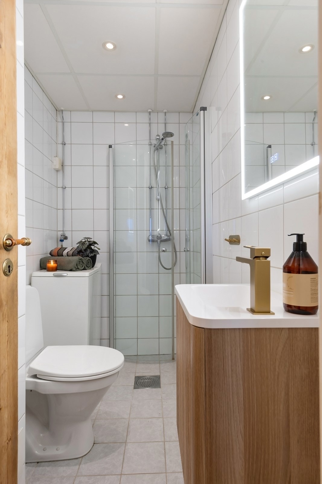 Leiligheten har et lyst og pent flislagt baderom som ble pusset opp i regi av aksjelaget i 2006. Galleribilde