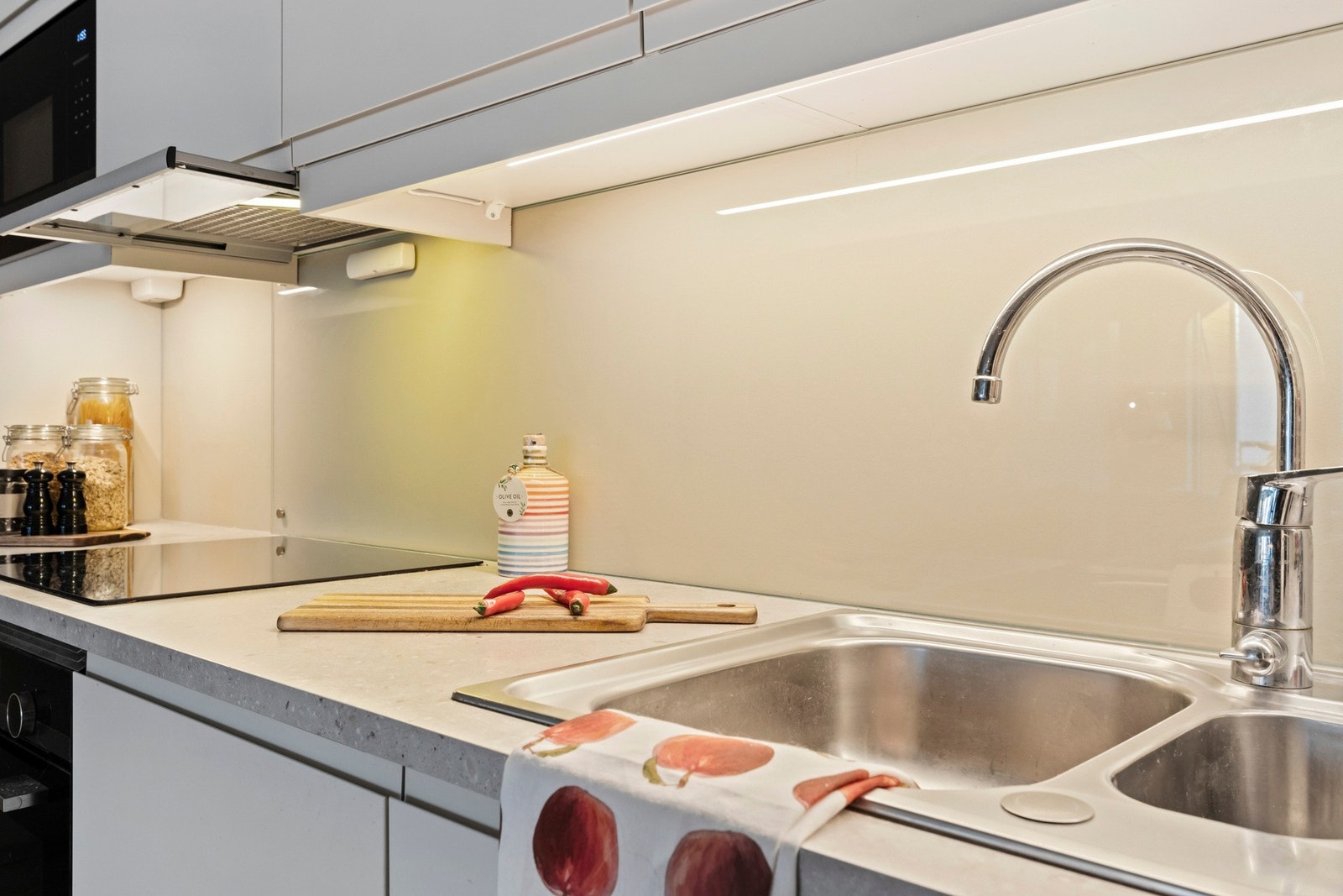 Oppgradert blandebatteri og glassplate over kjøkkenbenk Galleribilde