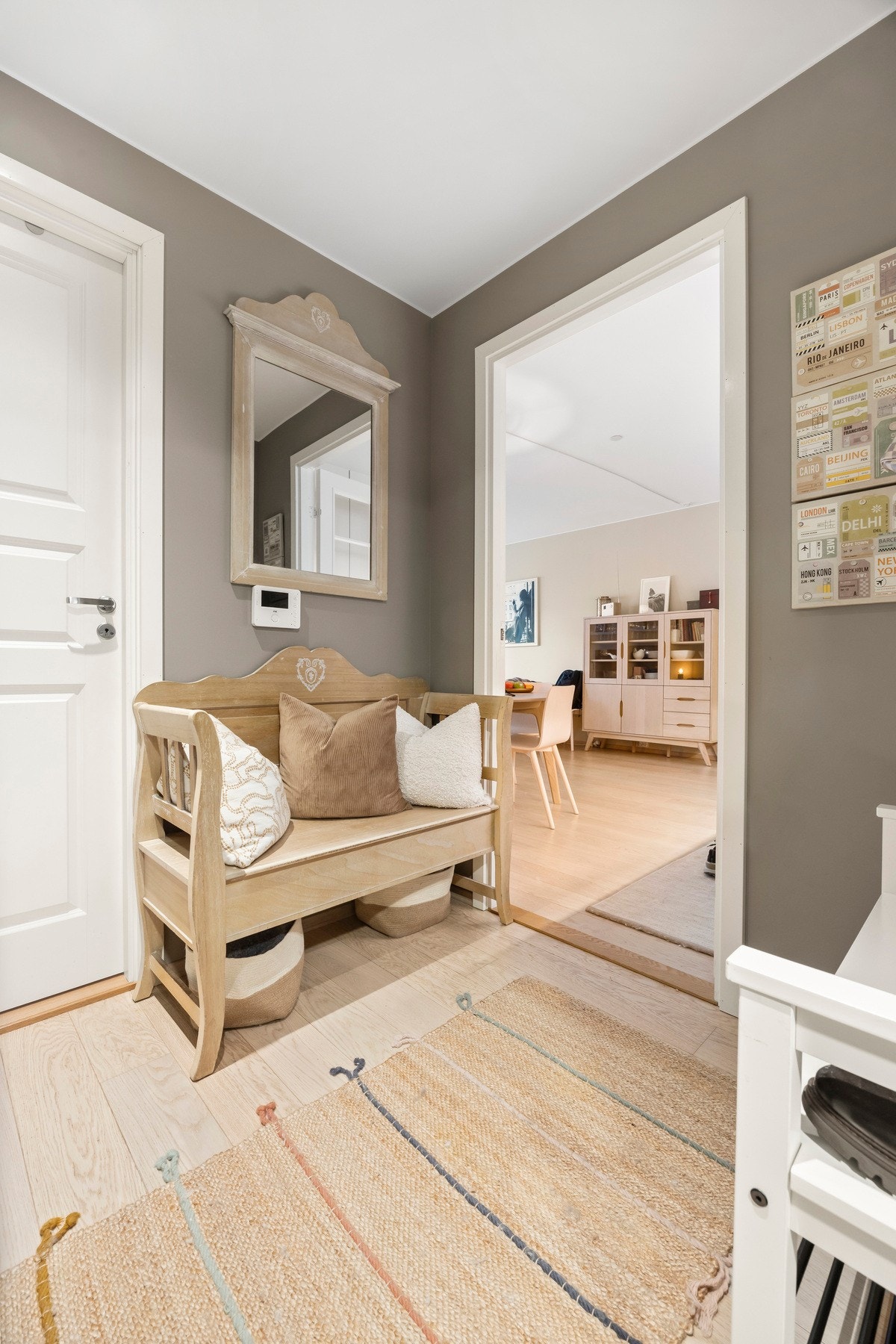 Entré/gang med garderobe og tilgang til badet Galleribilde