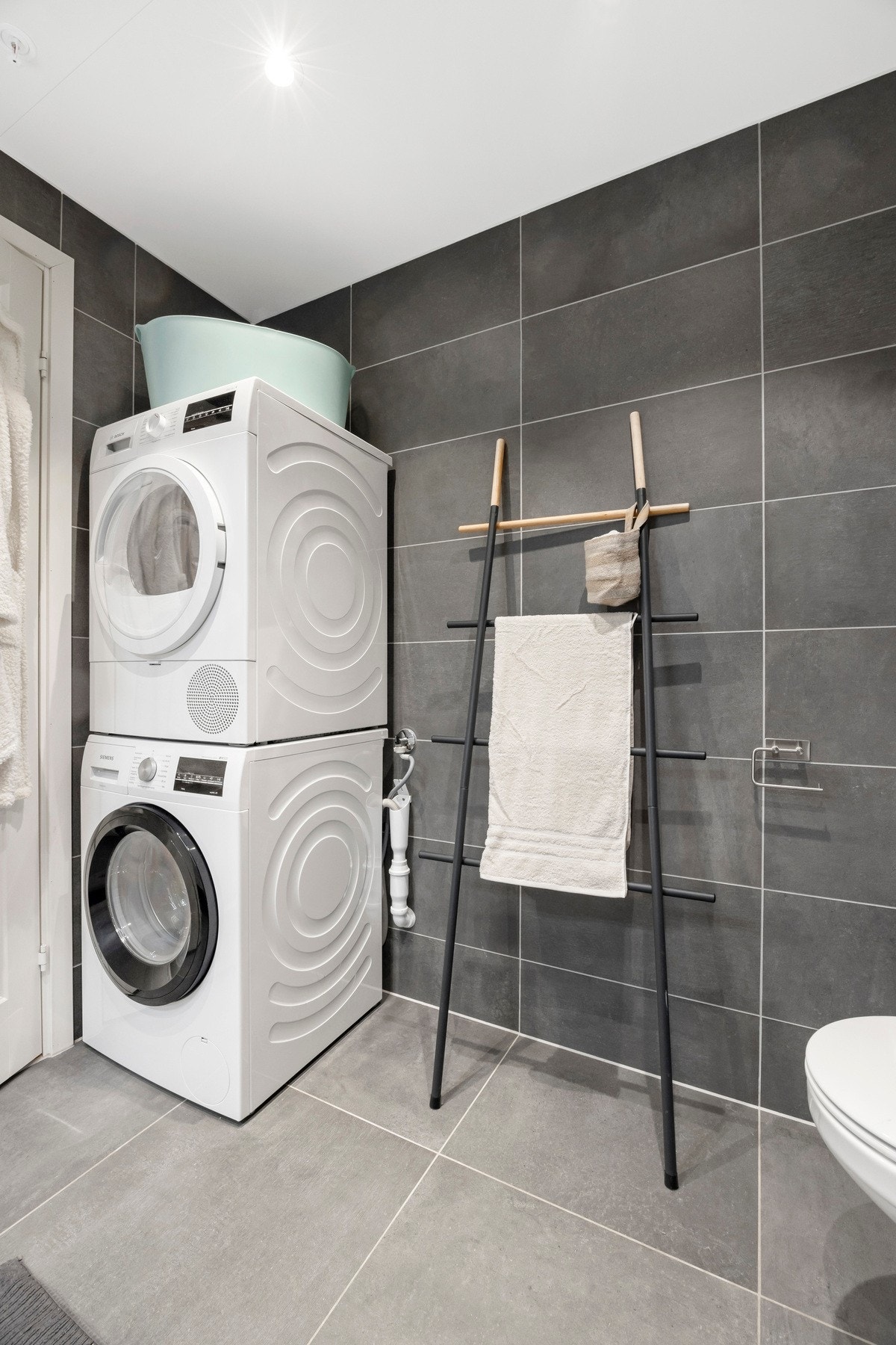 Det er også plass/opplegg for vaskemaskin/tørketrommel på badet Galleribilde