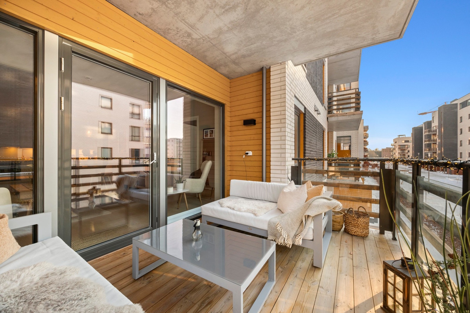 Utgang til sydvestvendt, solrik veranda fra stuen Galleribilde