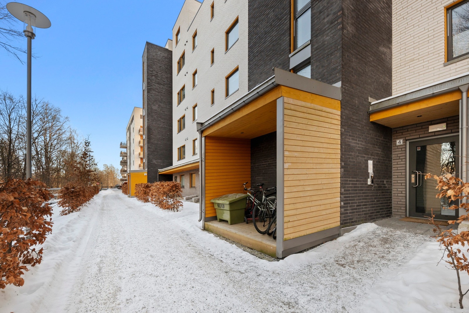 Fra området er det etablert bro over Neselva som bl.a. gir kun ca. 10 minutters gange til togstasjon. 7 min til bussen. Galleribilde