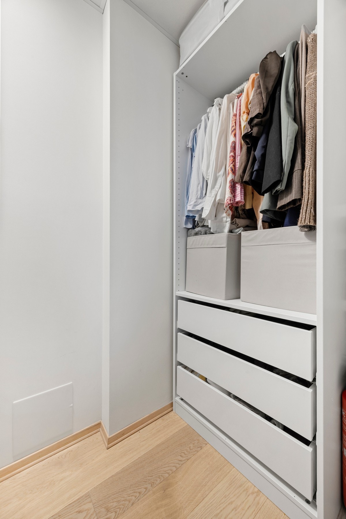 Kleskap/bod i tilknytting til soverom Galleribilde