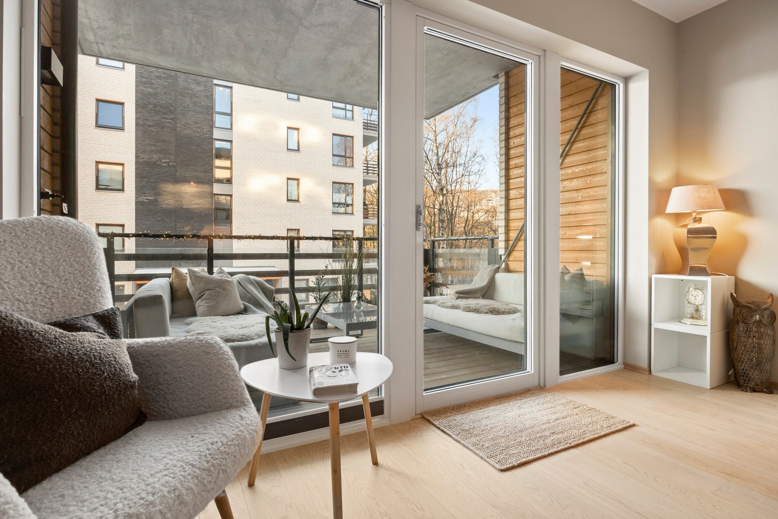 Utgang til sydvestvendt, solrik veranda fra stuen Galleribilde