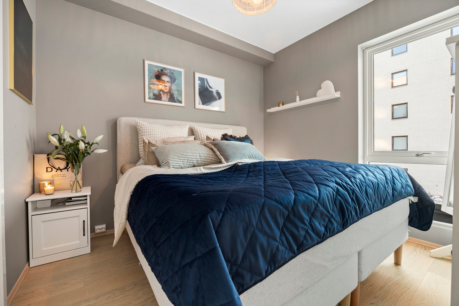 Stort soverom med tilgang fra stuen Galleribilde