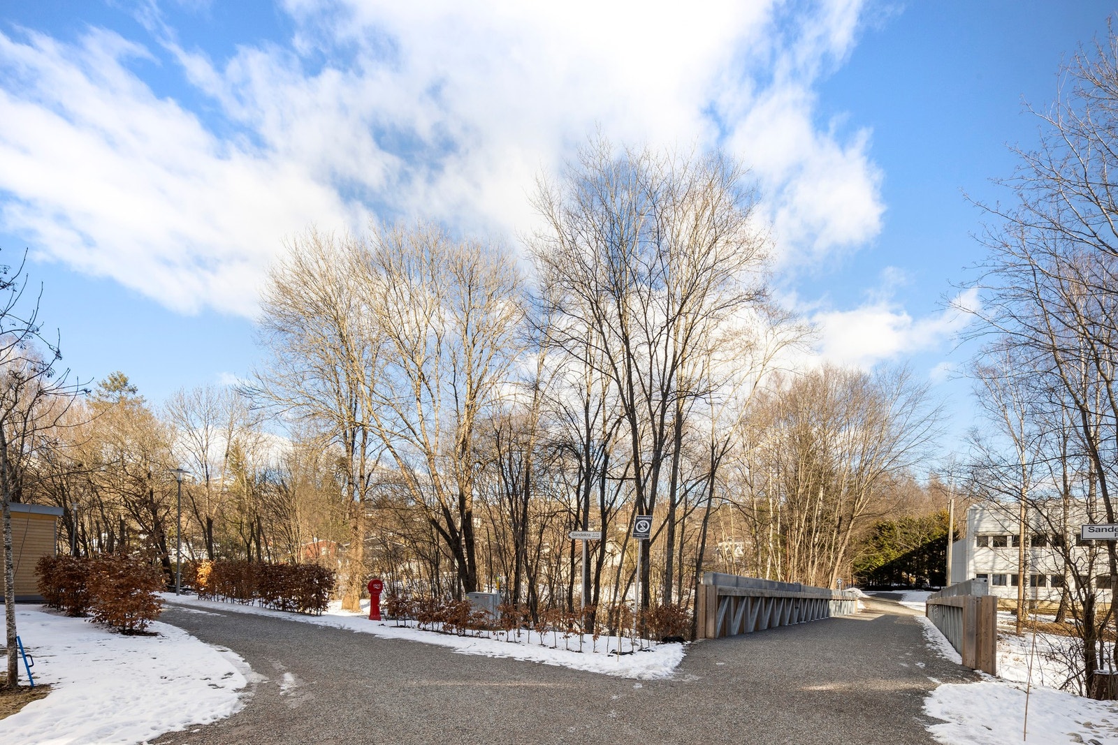 Neselva Hageby er et nytt boligområde på populære Billingstad. Her bor du skjermet og fredelig, samtidig sentralt med kort avstand til både tog, buss, barnehage, natur/skiløyper, butikker, sjøen med badestrender og båthavner m.m Galleribilde