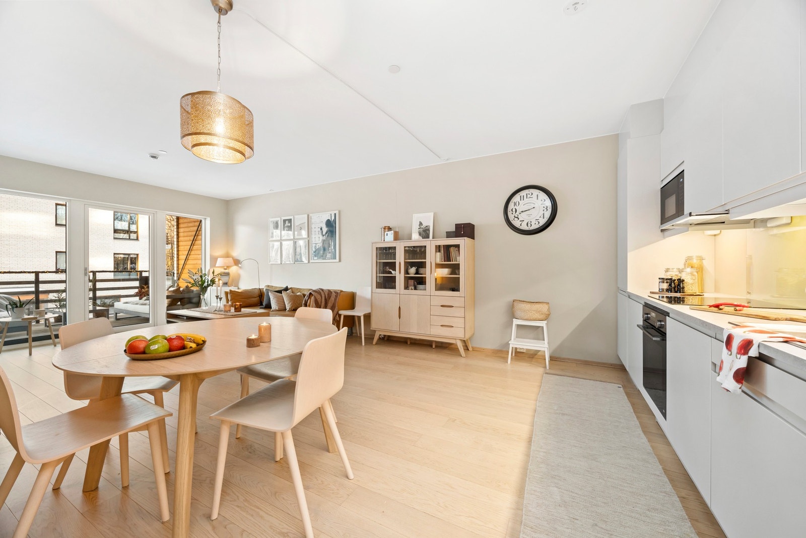 Stue/kjøkken i åpen løsning med naturlig plass for spisestue i tilknytning til kjøkkenet Galleribilde