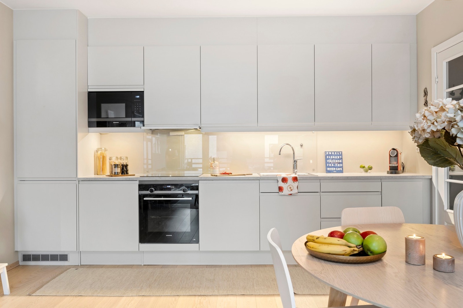 Kjøkkeninnredning fra Sigdal kjøkken med integrerte hvitevarer inkludert mikro. Integrerte håndtak, ekstra høye overskap og pyrolyse ovn. Galleribilde