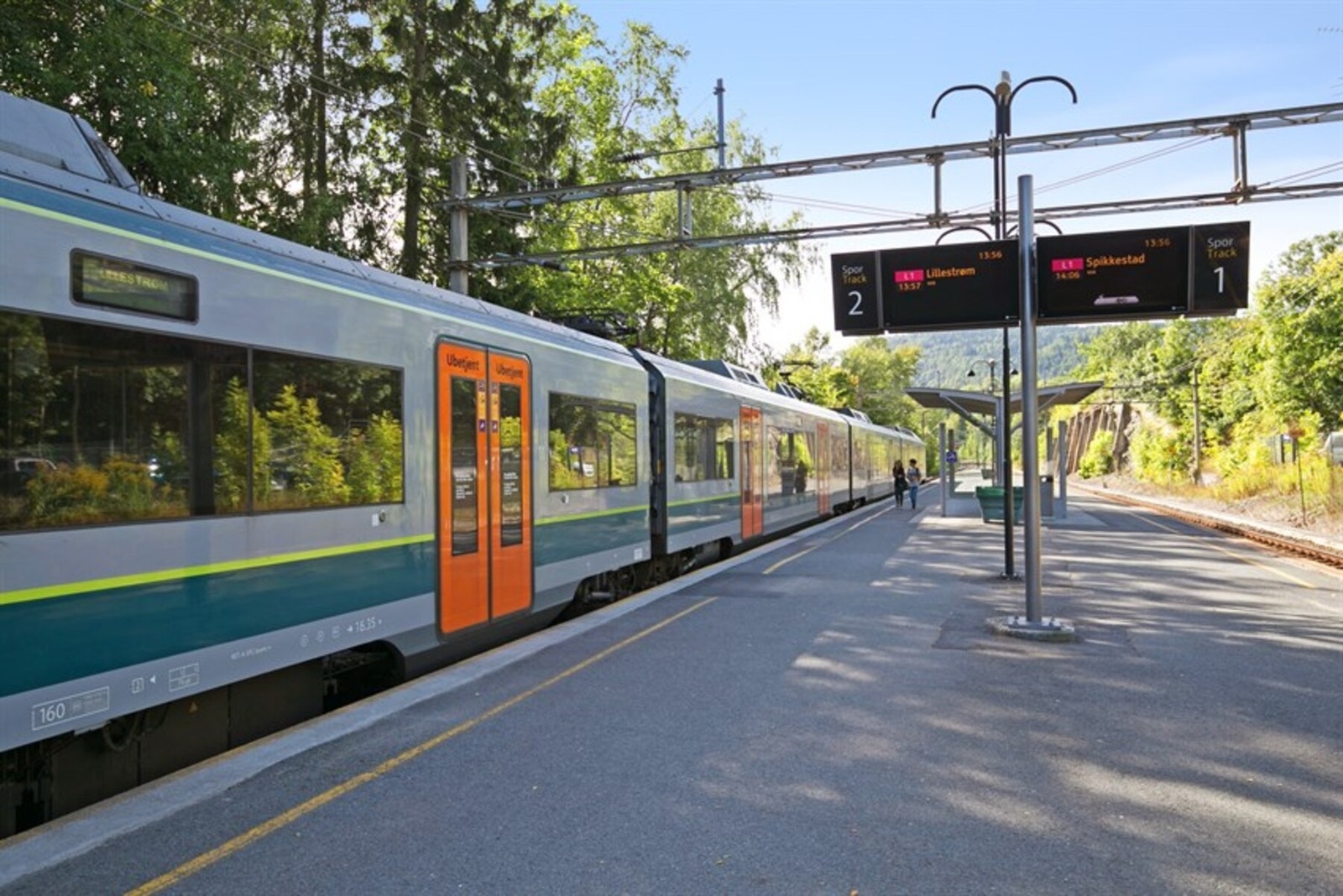 Fra leiligheten er det ca. 10 minutter gange til togstasjonen på Billingstad Galleribilde
