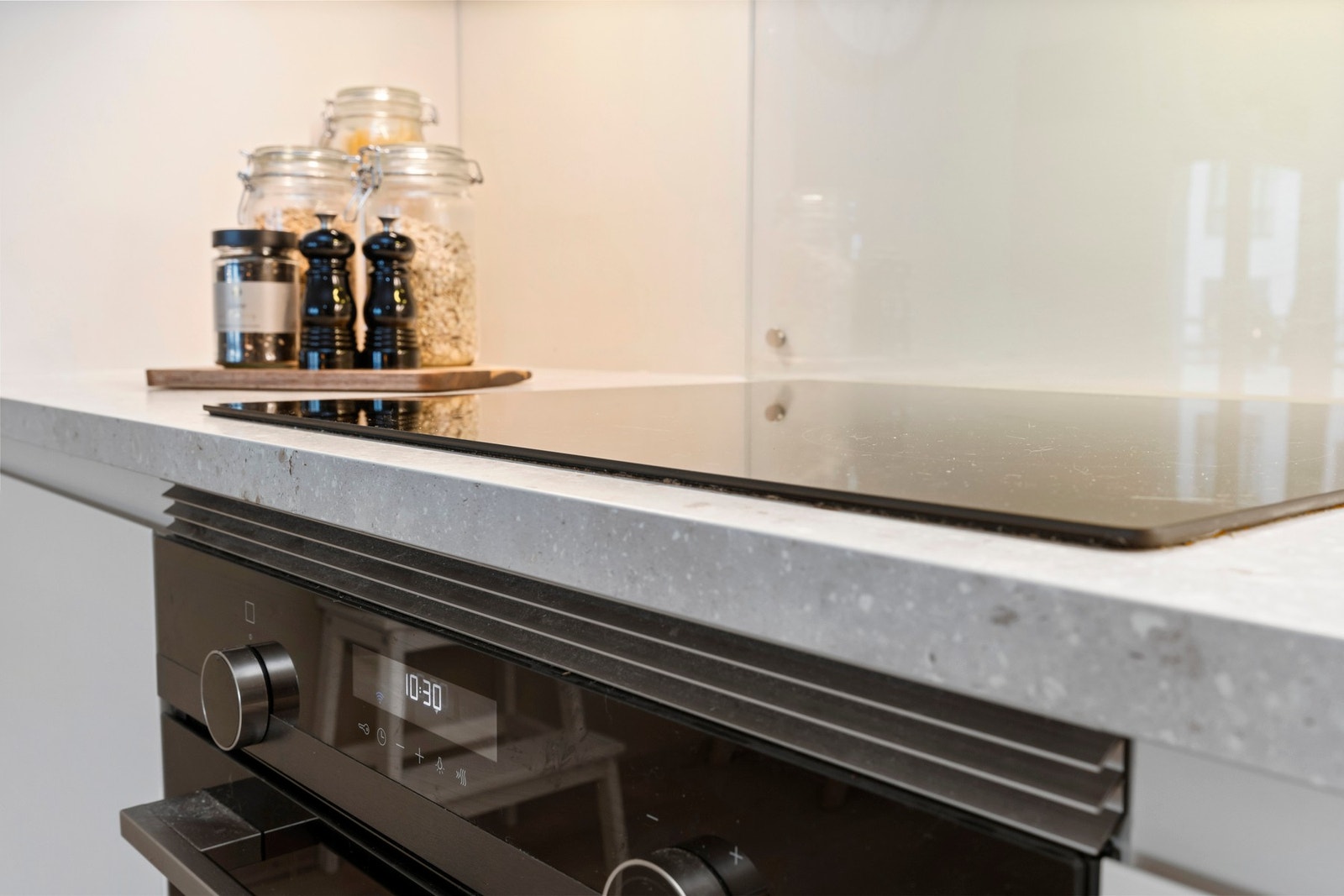 Det er ventilator over platetopp og sprutplate på veggen under overskap. Stålkum med ett-greps blandebatteri. Galleribilde