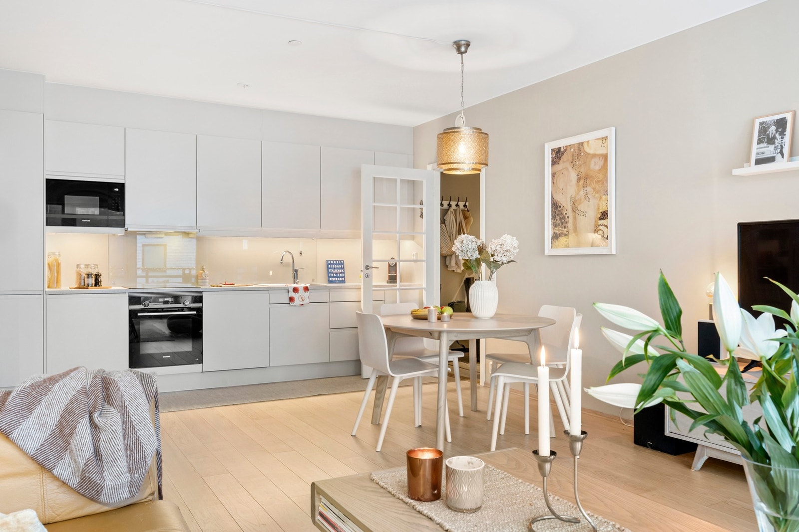 De store vinduene og den gode takhøyden på ca. 2,58 meter gir ekstra romfølelse i leiligheten Galleribilde