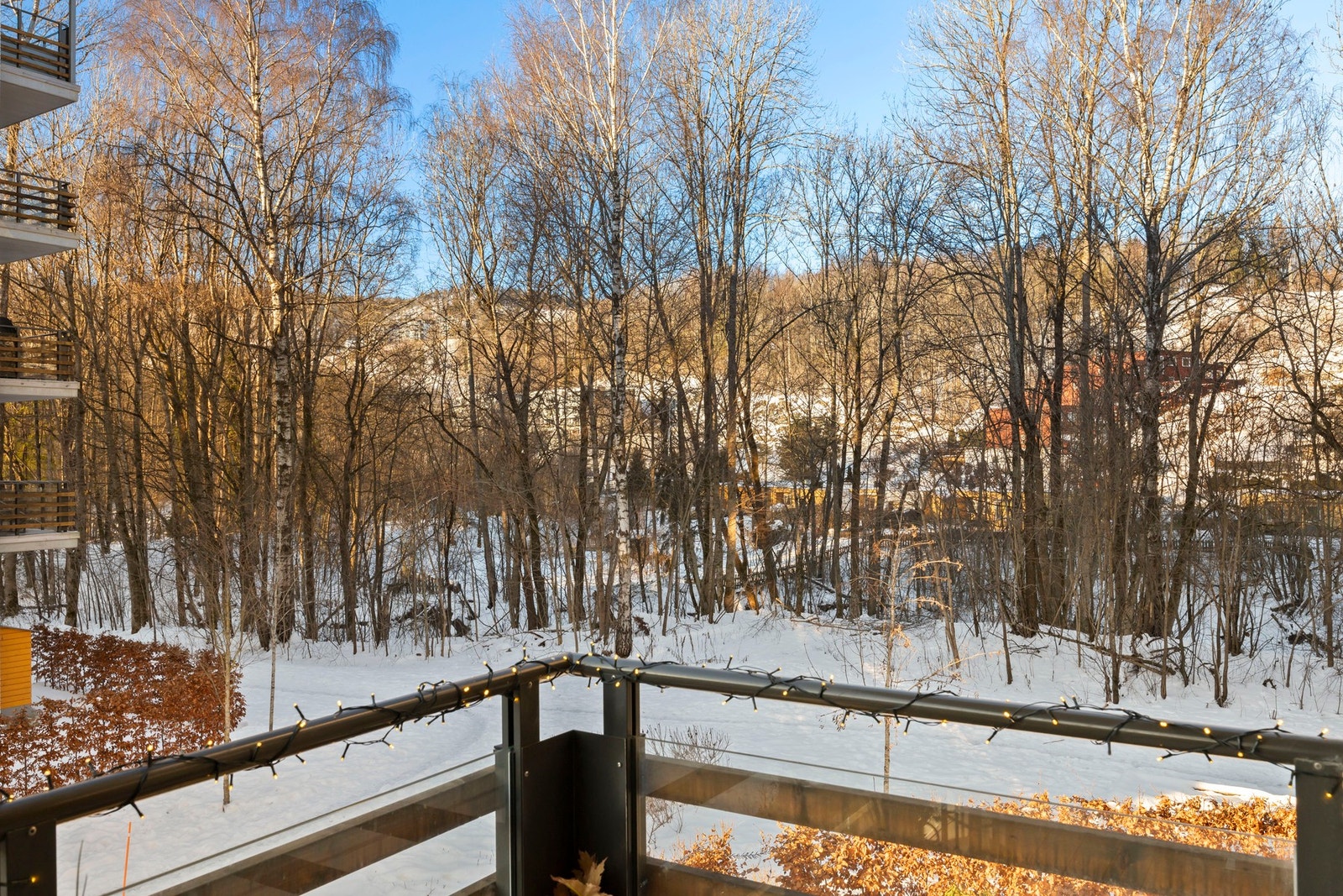 Fra verandean er det hyggelig utsikt mot Neselva om grøntområdene rundt Galleribilde