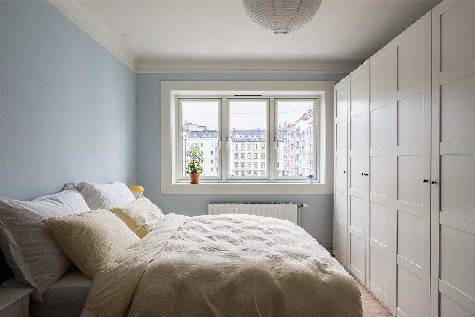 Veggene er malt i en behagelig blåtone som skaper en rolig og avslappende stemning. Galleribilde