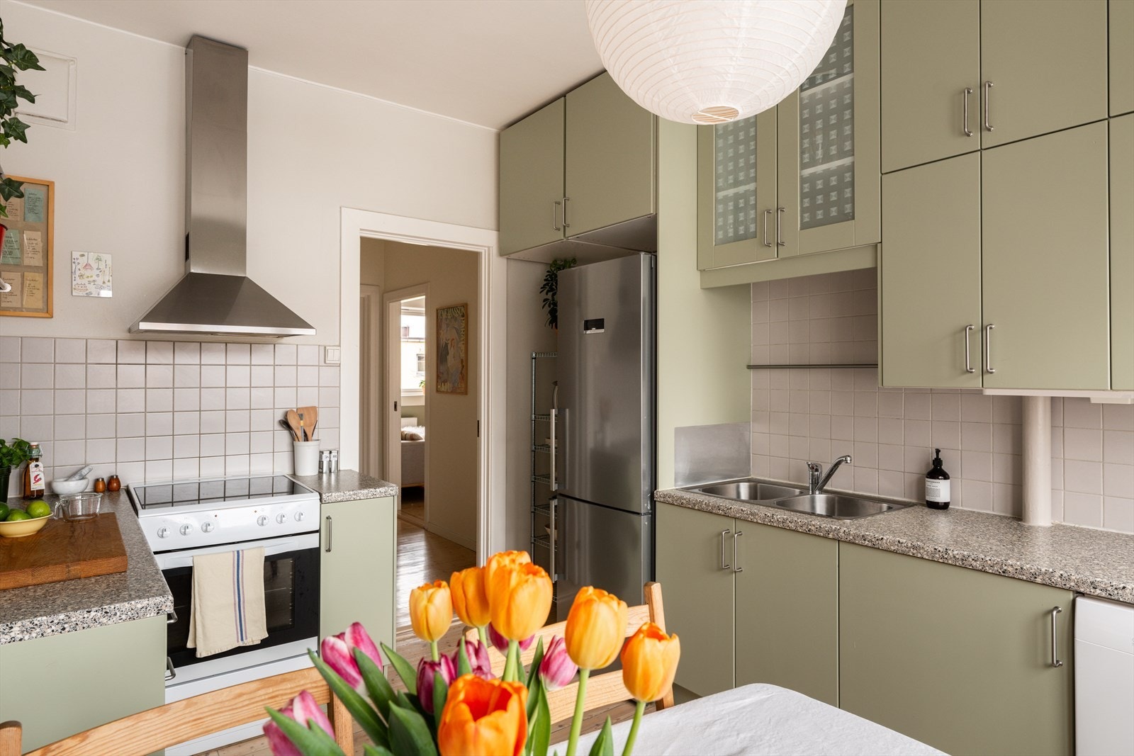 Kjøkkenet ligger separat med plass til spisebord, ideelt for både hverdagsbruk og hyggelige måltider Galleribilde