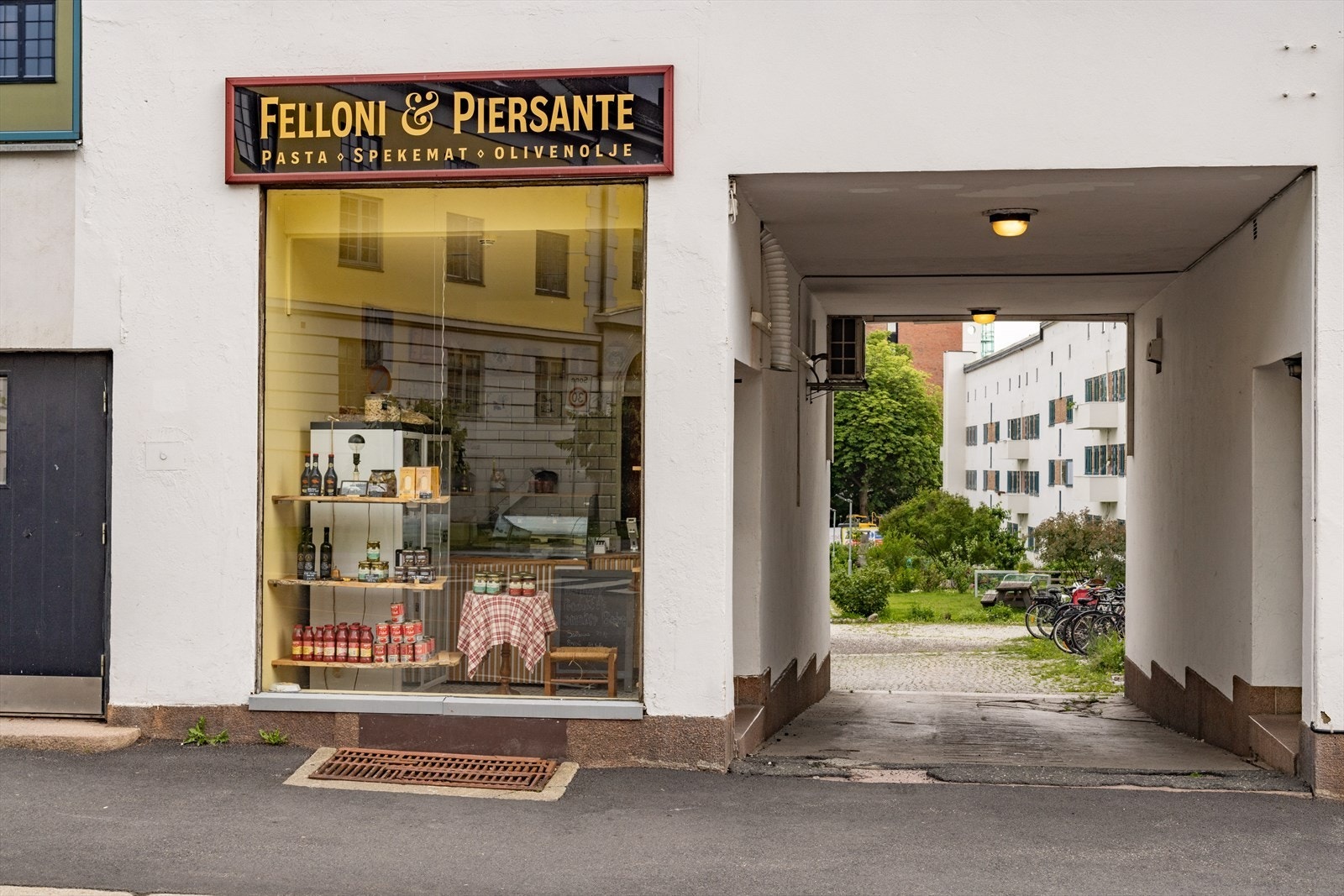 Det er en rekke småbutikker og spesialforretninger i området, som Italiensk liten søt pølsemann og flere. Galleribilde