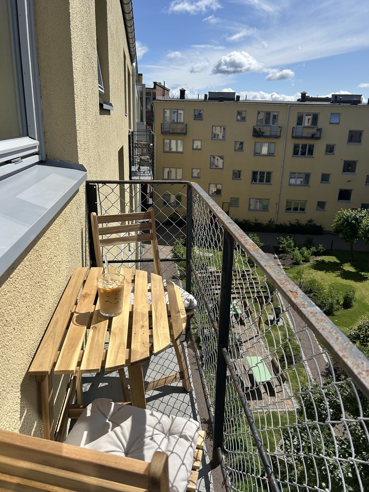 Selgers bilde av sommertid og sol på balkongen Galleribilde
