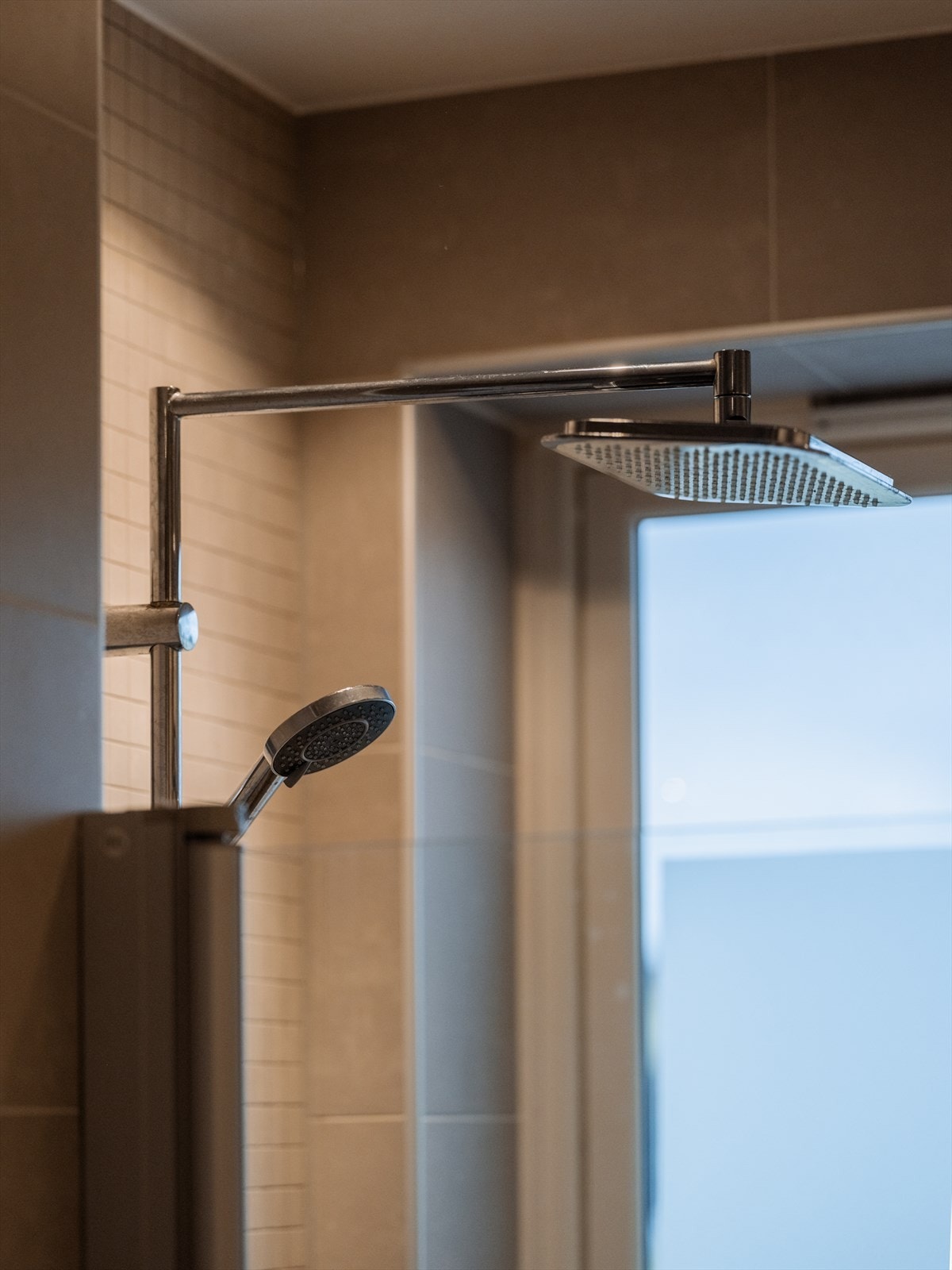 Romslig dusjhjørne med regnfallsdusj og hånddusj. Galleribilde