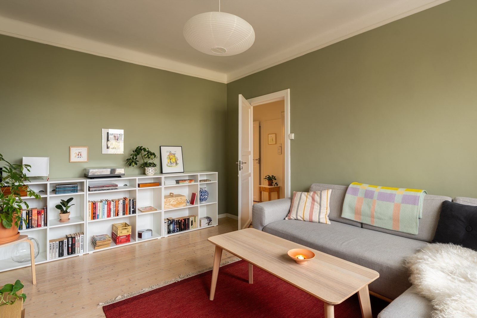 Hele leiligheten er malt i flotte fargetoner som gjør det enkelt å innrede etter eget ønske. Galleribilde