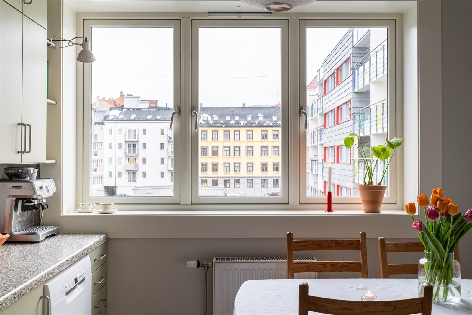 Store vindusflater sikrer gode lysforhold i rommet Galleribilde