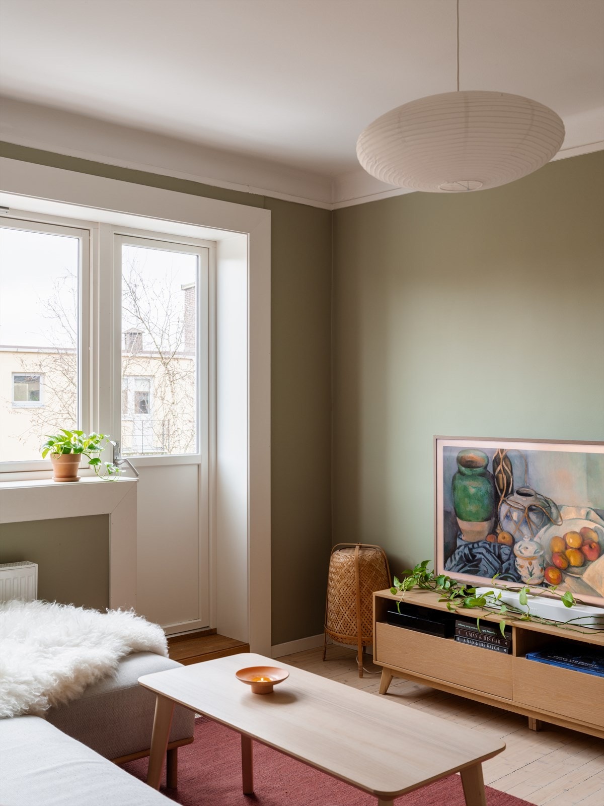 Oppvarming via vegghengt radiator i stue, kjøkken og soverom. Galleribilde