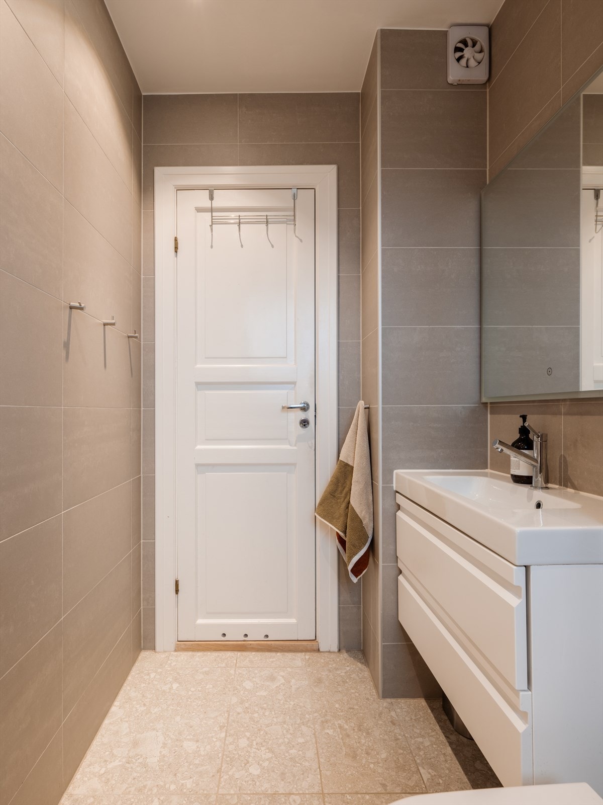 Det er opplegg for vaskemaskin, elektrisk avtrekksvifte og ventilasjon via vindu. Galleribilde