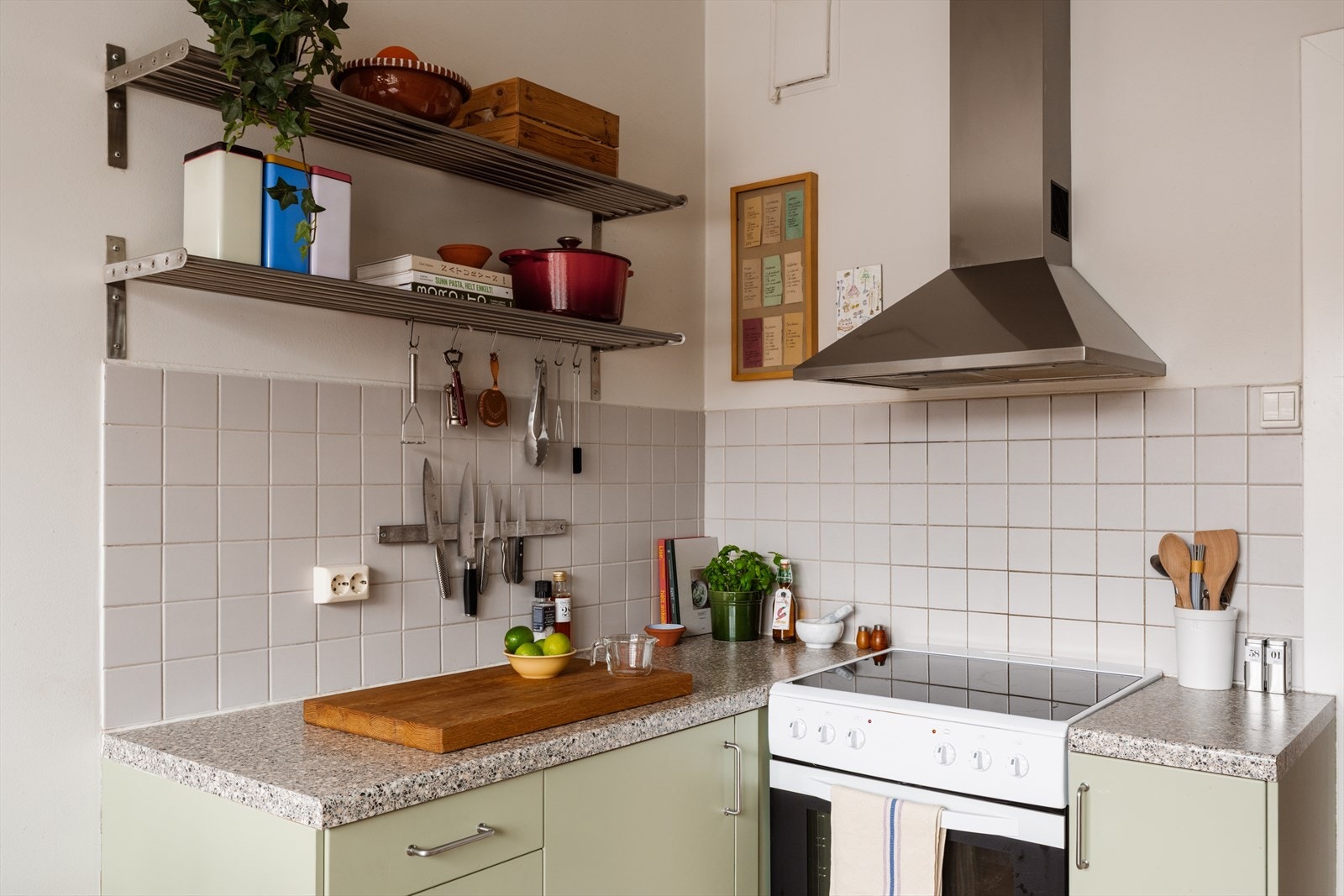 Her er det plass til frittstående hvitevarer som komfyr, oppvaskmaskin og kombinert kjøle-/fryseskap. Galleribilde