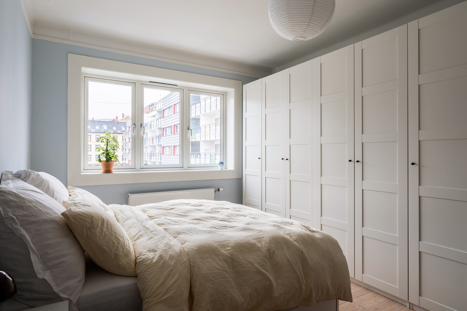 Det store garderobeskapet sikrer god oppbevaringsplass. Galleribilde