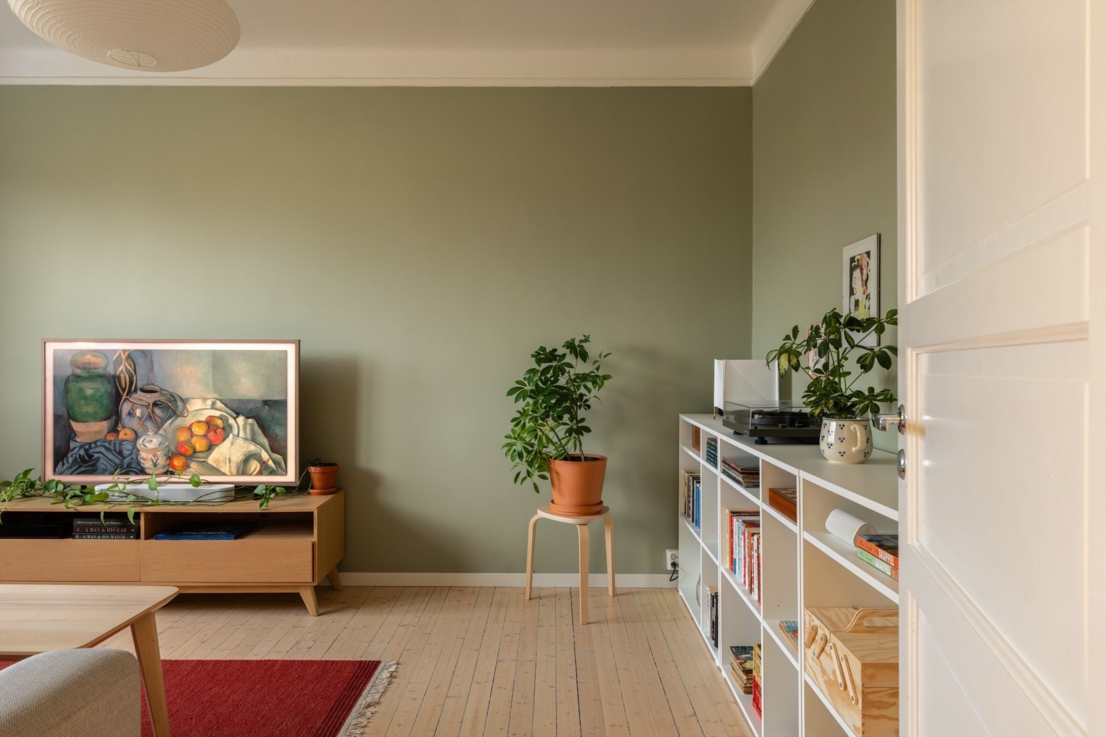 Stuen har en romslig og fin planløsning, med god plass til sofa, spisebord og annet ønsket møblement Galleribilde