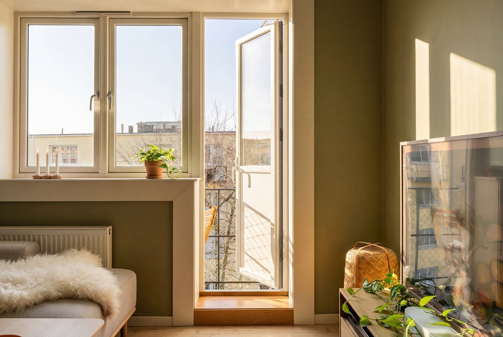 Fra stuen er det utgang til en hyggelig balkong (Solen er illustrert, avvik kan forekomme) Galleribilde