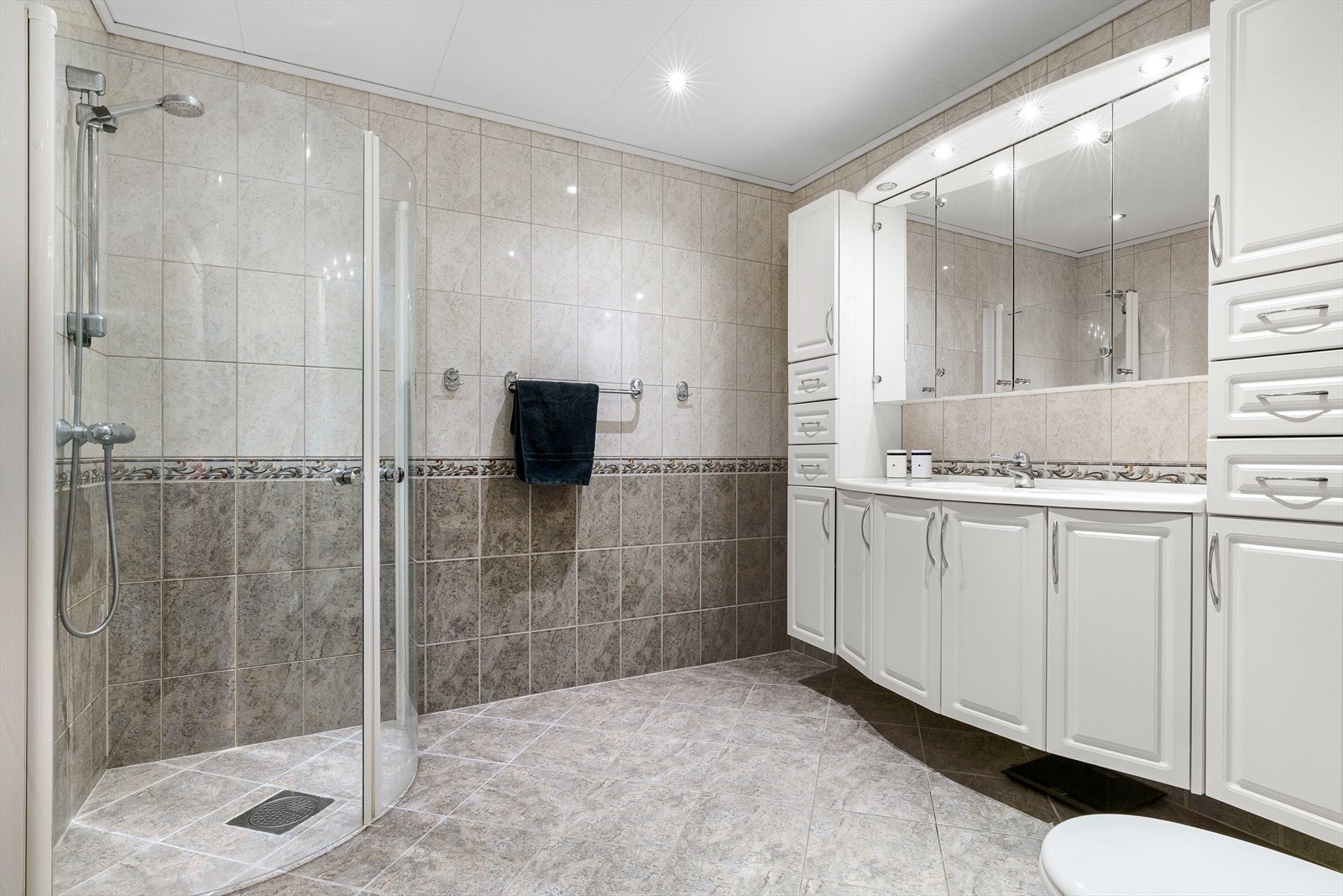 Bad fra 2005 med varmekabler i gulv Galleribilde