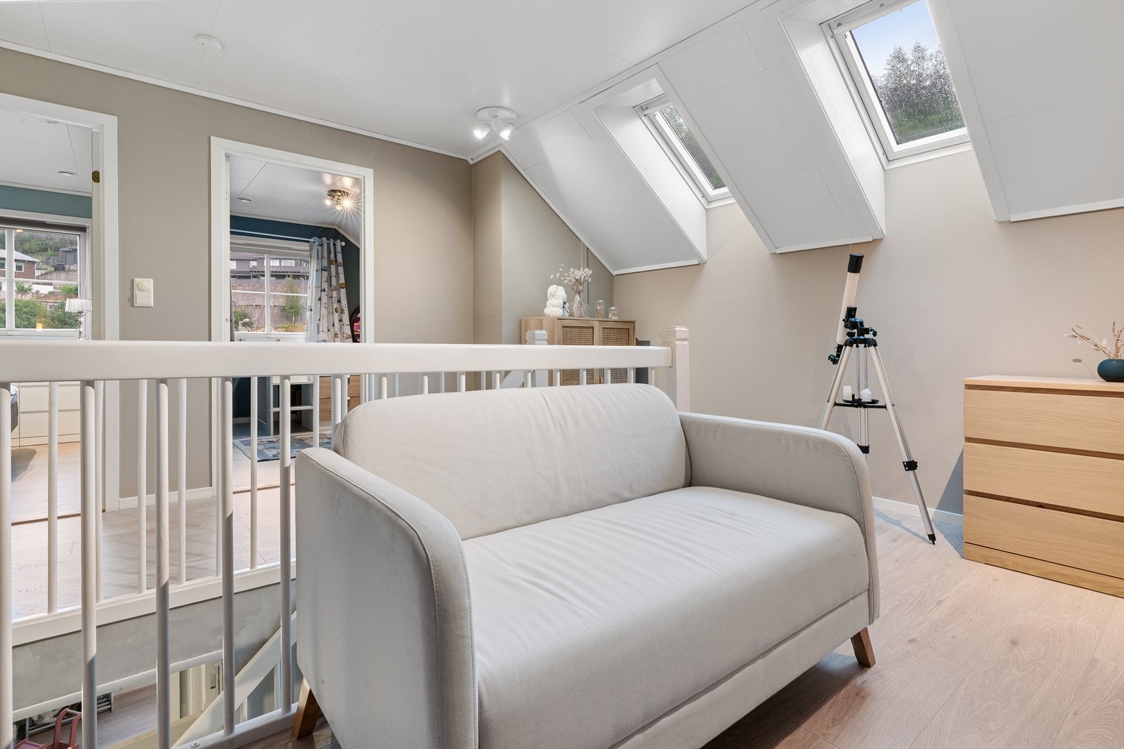 Loftet består av 2 soverom, bad, stue samt 2 kott og en bod Galleribilde