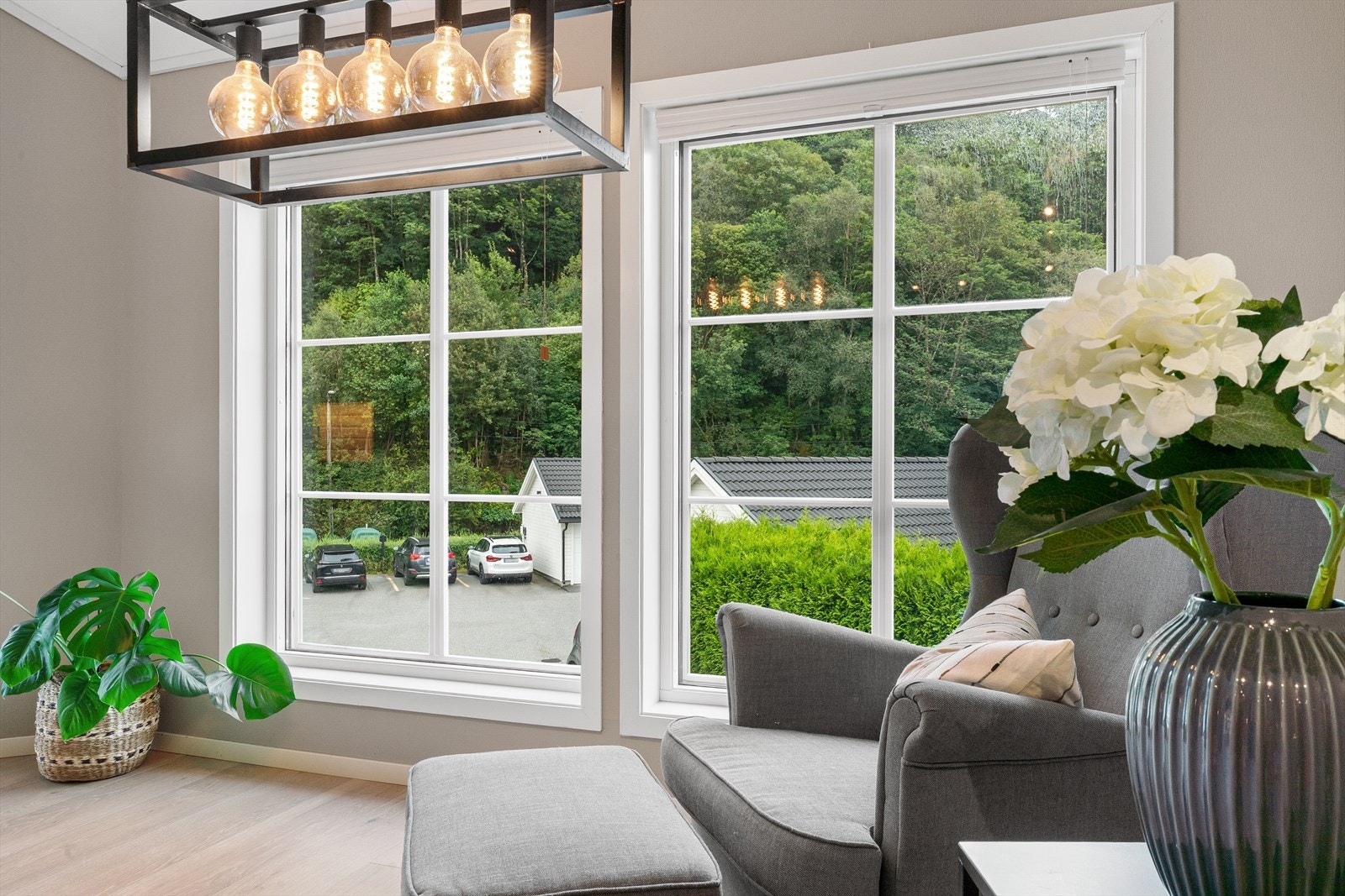 Store vindusflater som gir godt med naturlig lysinnslipp Galleribilde