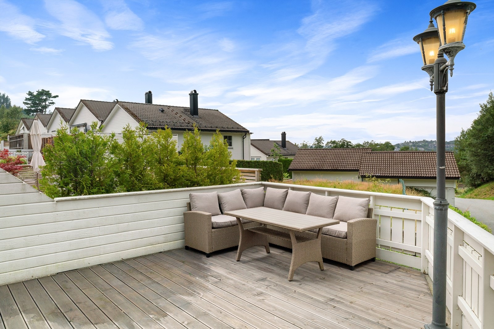 Stor vestvendt terrasse ved inngangspartiet med gode solforhold Galleribilde