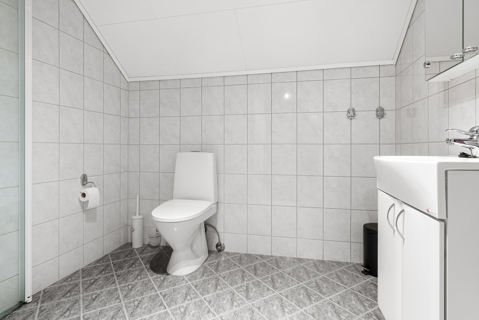 Helfliset bad på 4,2 kvm. med varmekabler i gulv Galleribilde