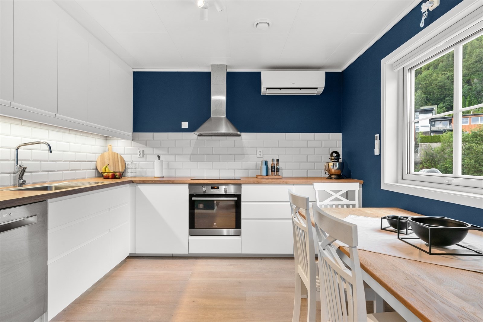 God plass til spisebord på kjøkkenet Galleribilde