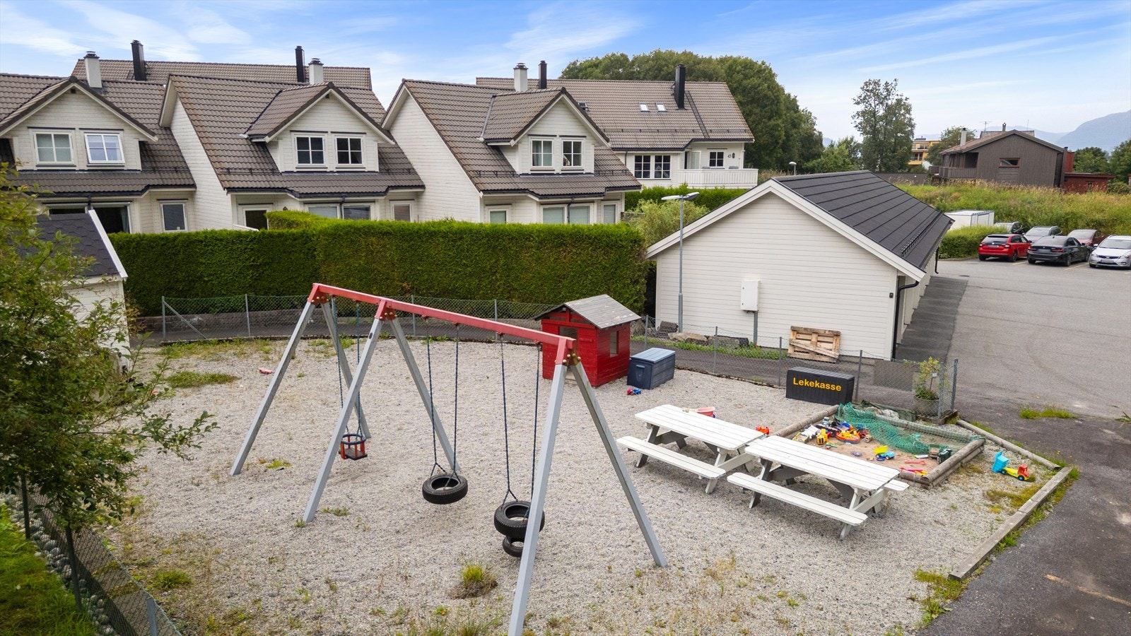 Sameiet er godt opparbeidet med felles lekeplass og lite trafikk Galleribilde