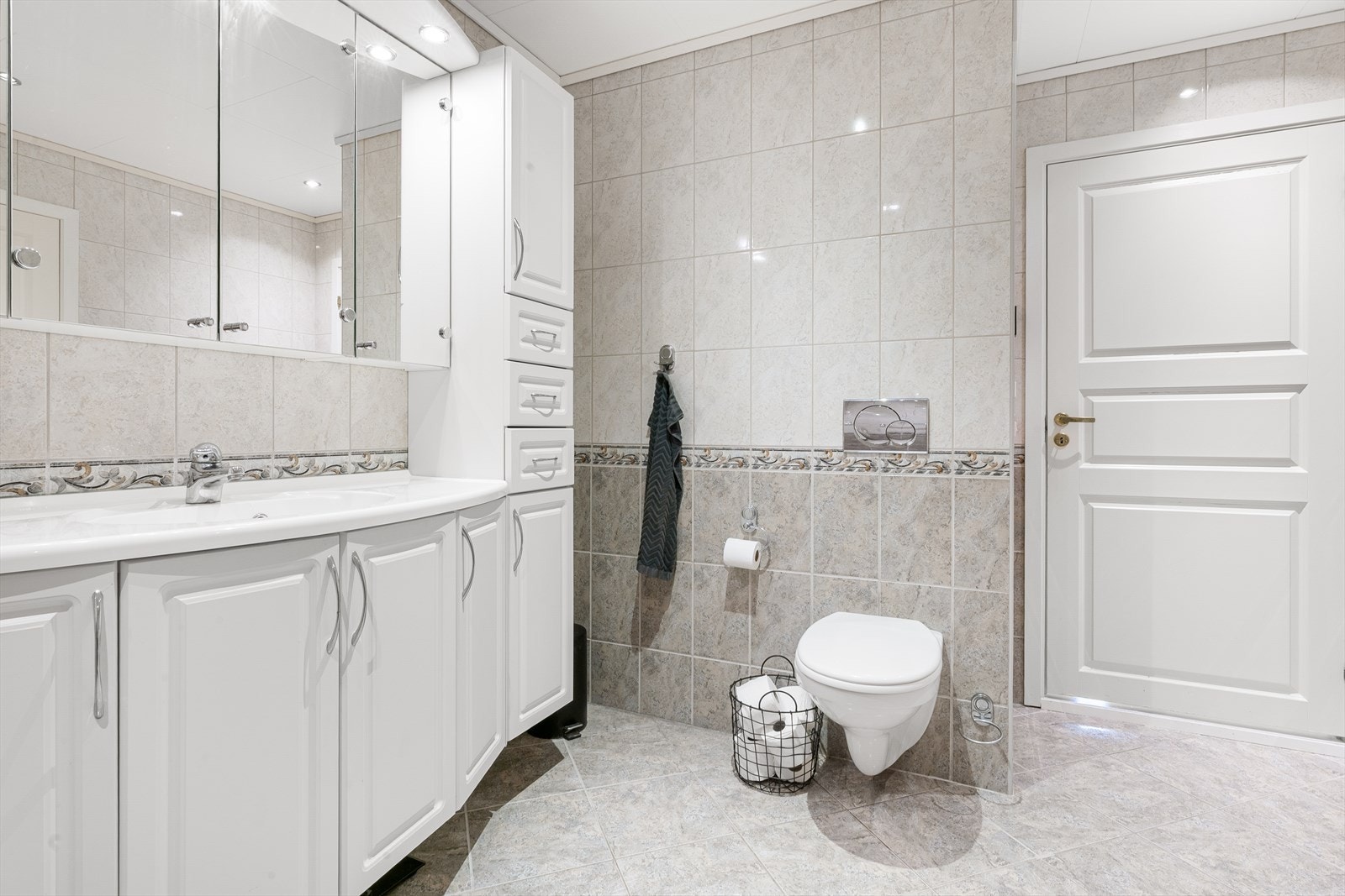 Rikelig med oppbevaringsplass på badet Galleribilde