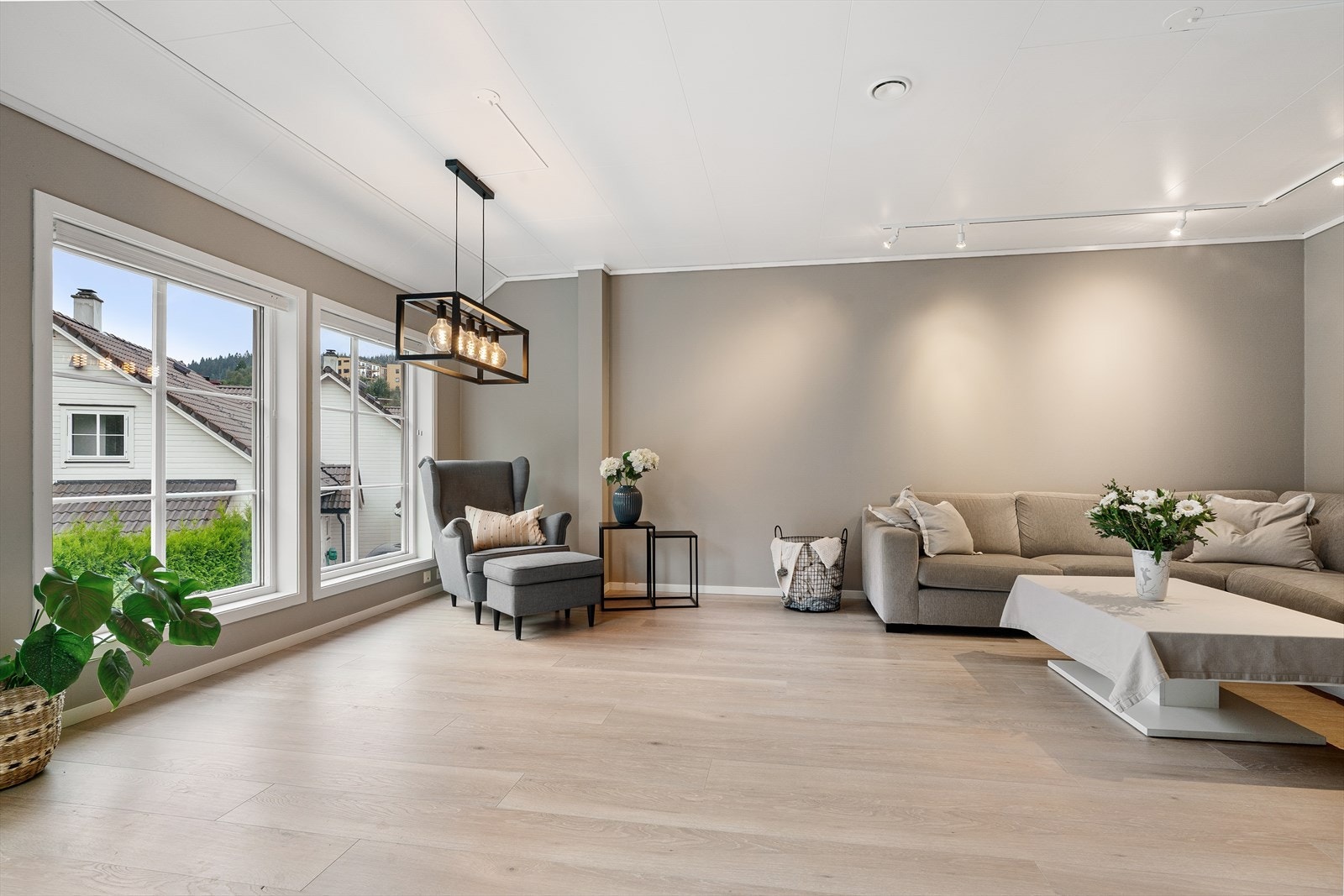 Direkte utgang til balkong fra stuen Galleribilde