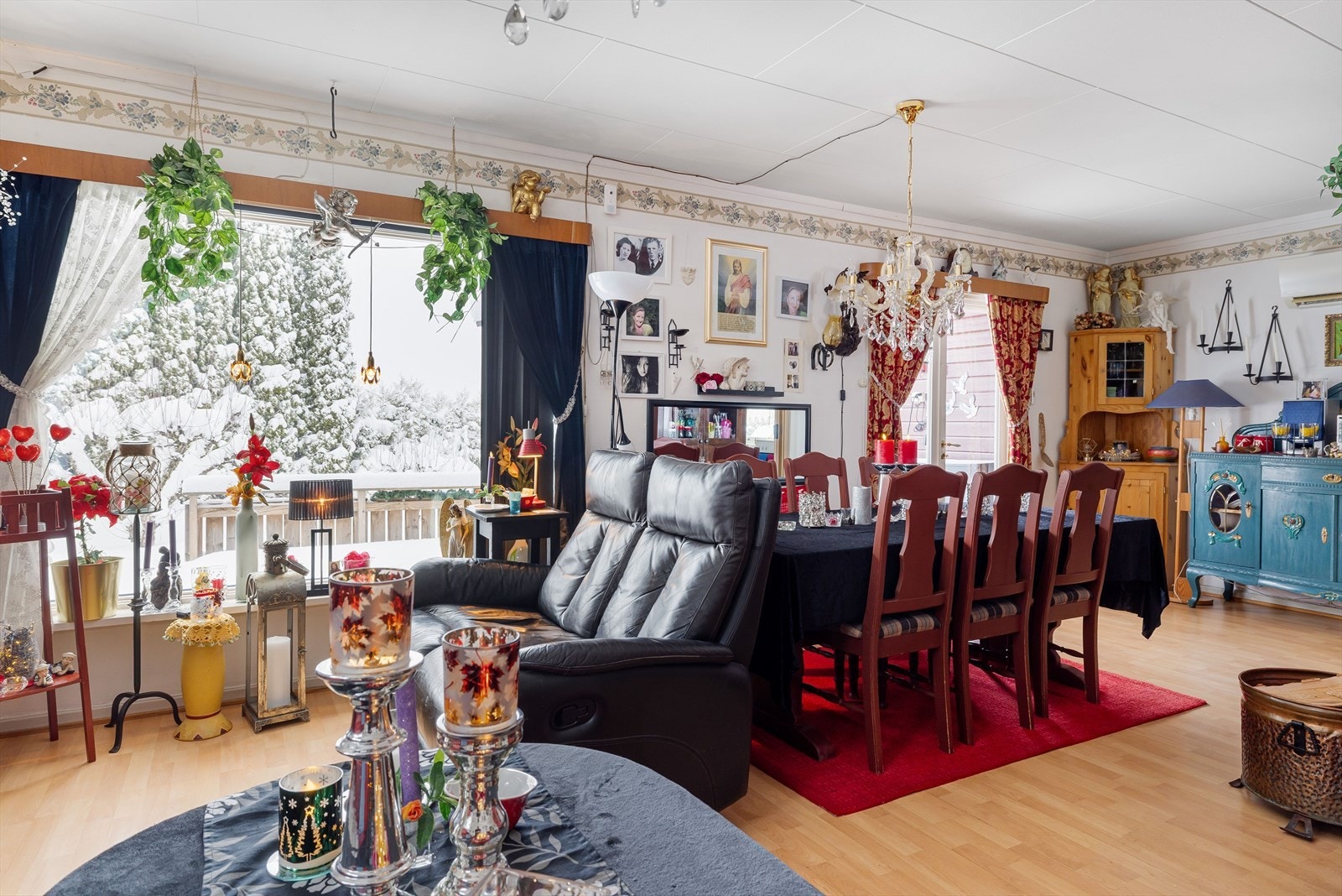 Stuen er romslig med god plass til både sofagruppe med salongbord og et stort spisebord. Galleribilde