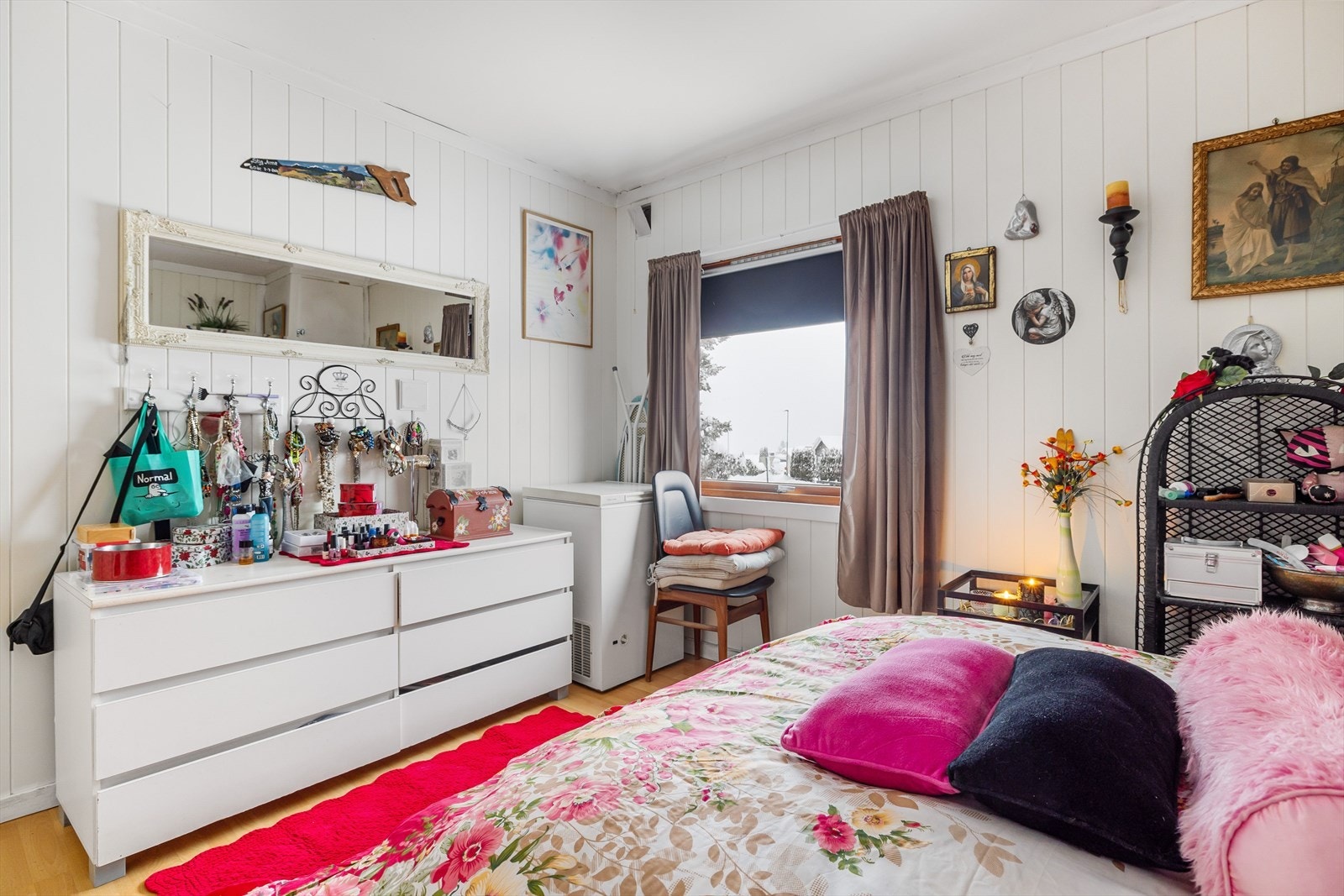 Det er også plass til en kontorpult eller kommoder. Soverommet har laminat på gulv og lysmalt panel på veggene. Galleribilde