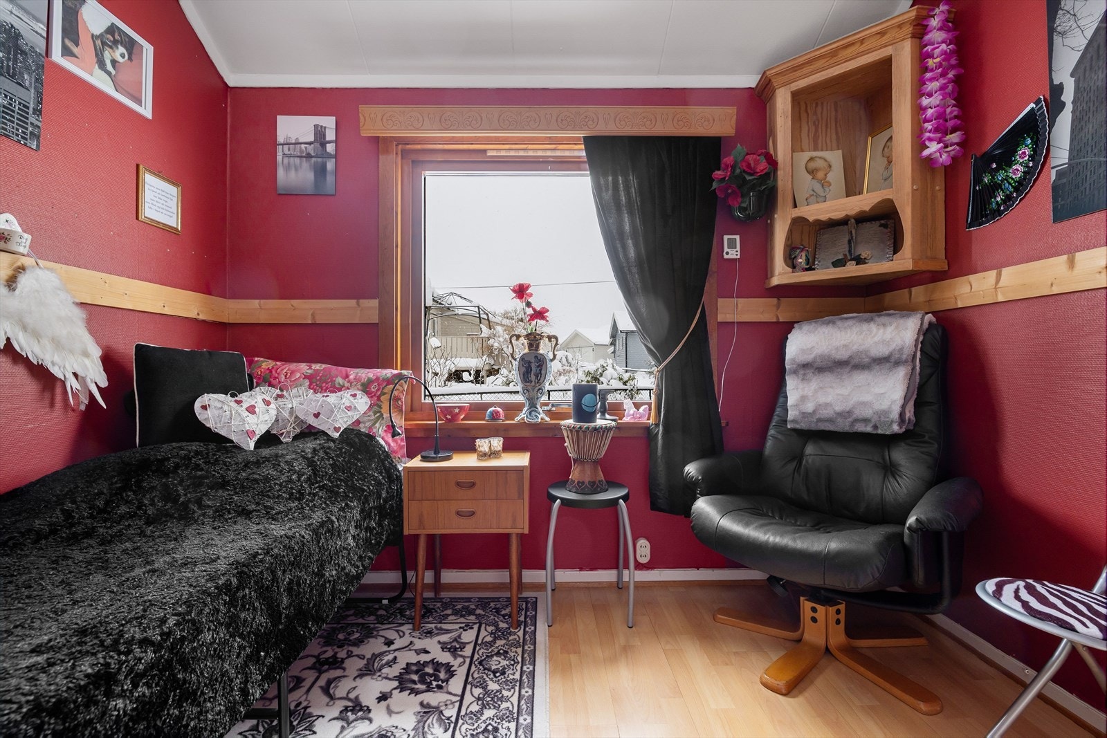 Soverom 2 har laminat på gulv og rødmalte tapetserte vegger. Galleribilde
