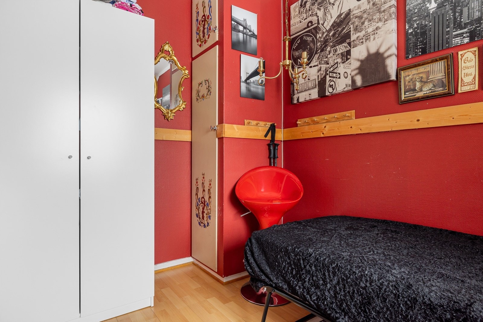 Oppbevaringsplass i både plassbygget garderobeskap, samt frittstående skap som medfølger. Galleribilde